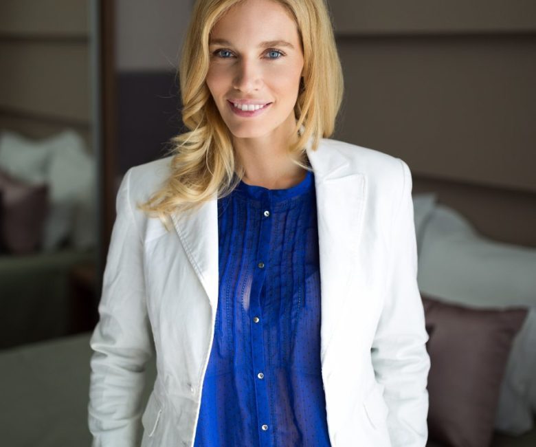portrait-of-attractive-businesswoman-in-hotel-M2LSR4J.jpg